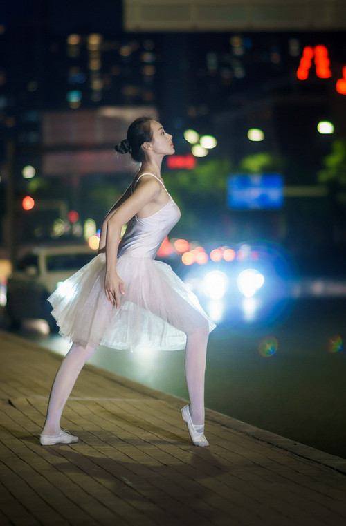 掌控与压制,现代足球的双面性—从姆巴佩到洪都拉斯的战术启示